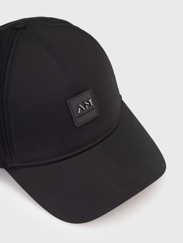 Black baseball cap with embossed logo - 4