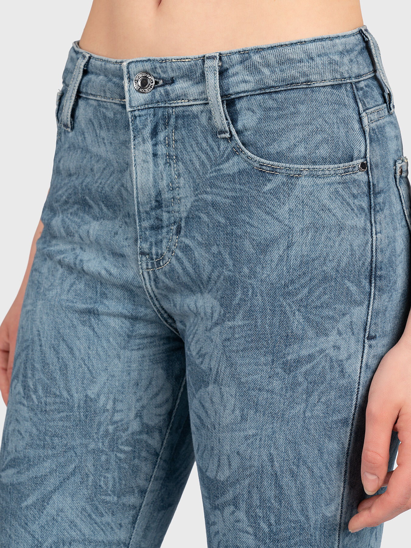 Jeans with a floral print brand GUESS — Globalbrandsstore.com/en