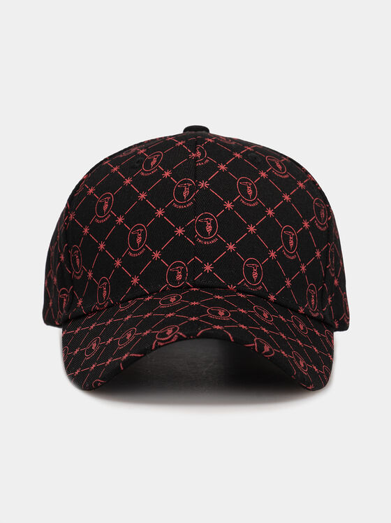 Черна шапка с козирка и монограмен лого принт - 1