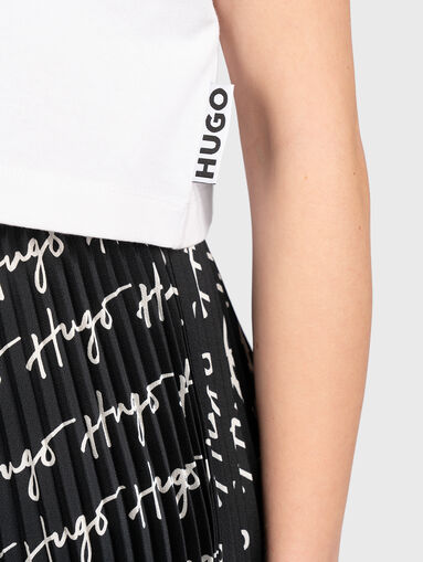 Black top with contrasting print - 4