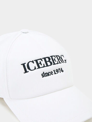 Pink hat with visor and logo embroidery - 4