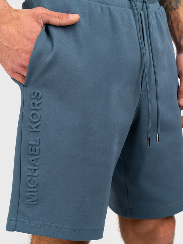 Beige shorts with embossed logo - 3