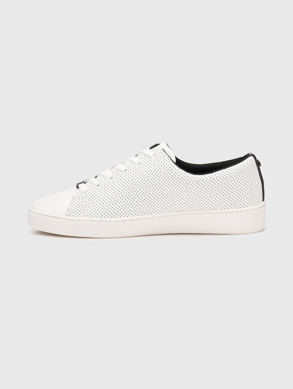 White sports shoes with accent logo - 4