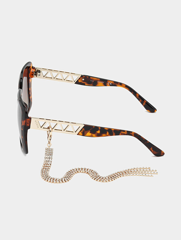 Sun glasses with brown frames and metal detail - 2