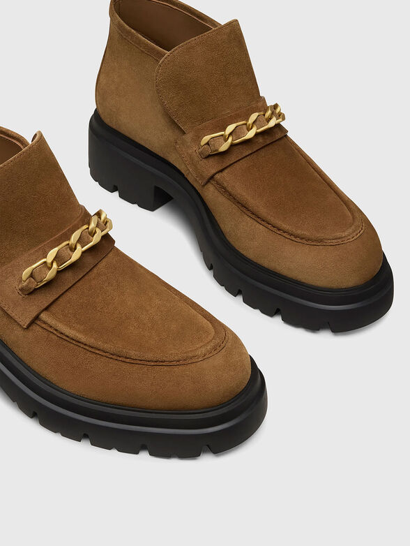 CHUKKA suede boots with accent chain - 4