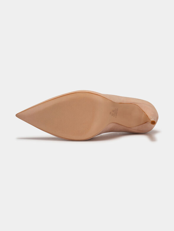 Heeled shoes in beige color - 5