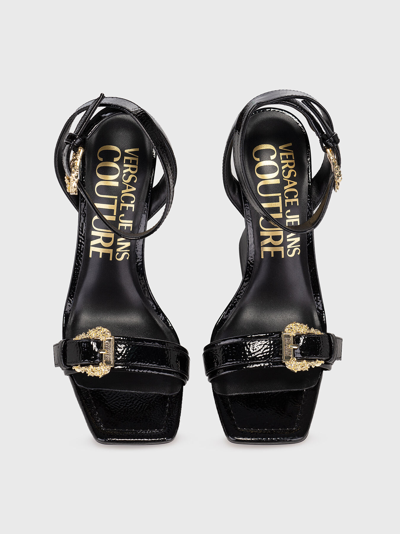 サンダル・ミュール VERSACE JEANS SS25 (78VA3SQ1 71352R53) KIRSTEN heeled sandals with gold accents brand VERSACE JEANS