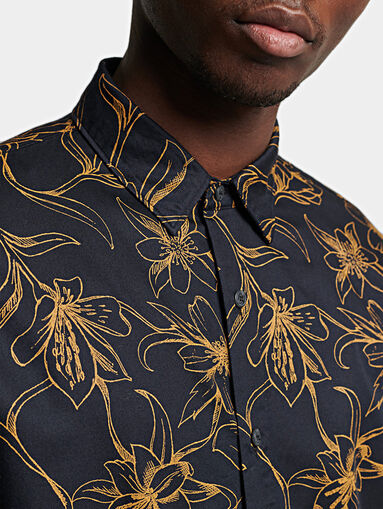 Black shirt with Hawaiian motifs - 4