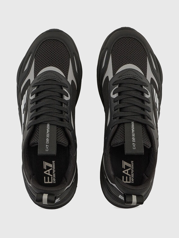 Sports shoes with logo accent - 6