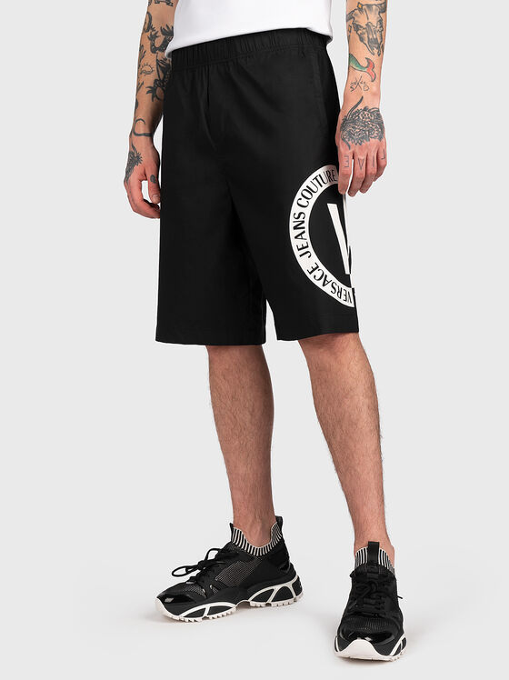 Къс панталон с контрастен лого акцент - 1