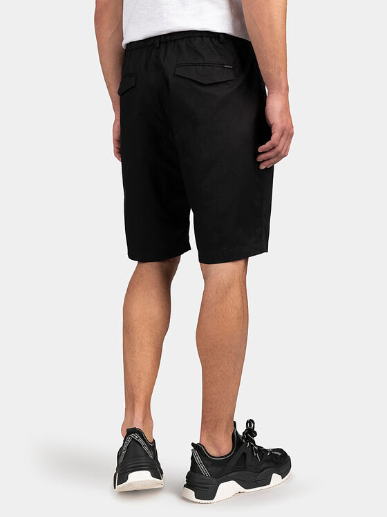 Черни къси панталони с метален детайл - 2