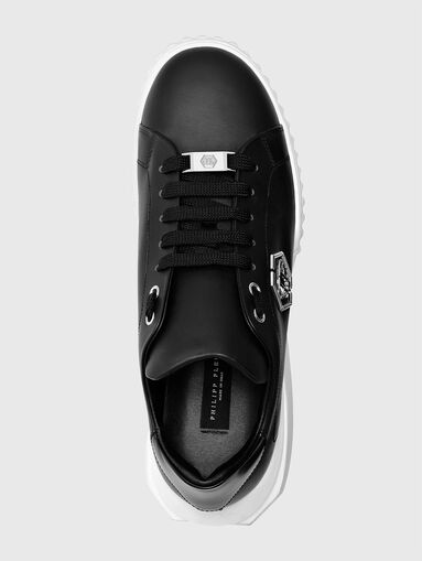 Sports shoes in black with logo accent  - 5