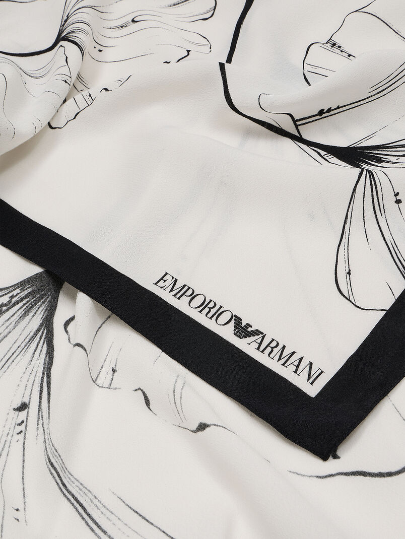 Square scarf with contrasting print - 3