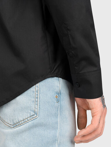 Black shirt with contrasting logo motif - 5
