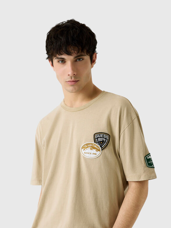 Beige T-shirt with appliqu&eacute;s - 4
