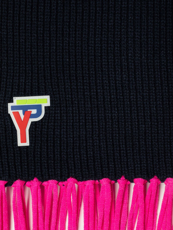 Knitted scarf with fringles and logo - 2