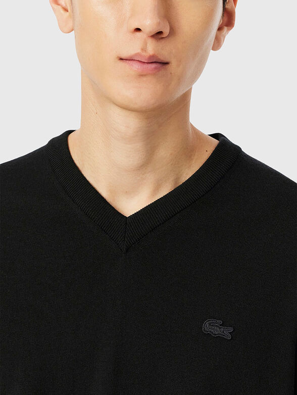 Wool sweater with V-neck - 4
