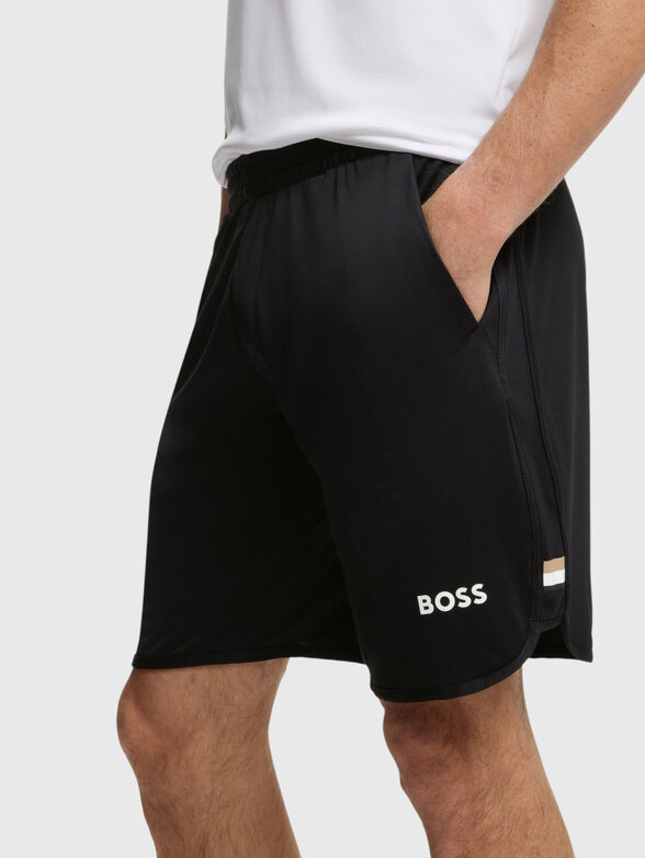 Short pants with a logo detail - 4