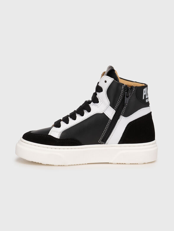 Black and white sports shoes with logo accents - 4