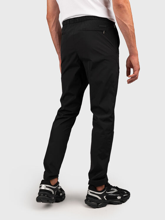 Черни панталони с еластична талия - 2