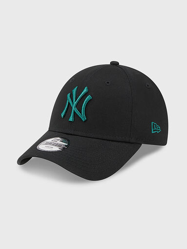 Black hat with visor and embroidered logo - 4