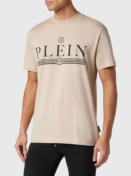 Бежова памучна тениска с контрастен лого принт - 1