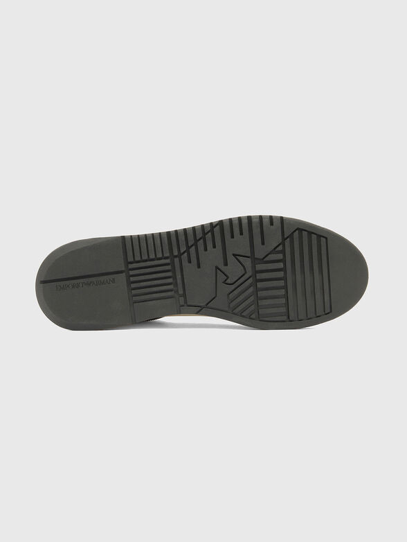 Sneakers with an embossed logo detail - 5