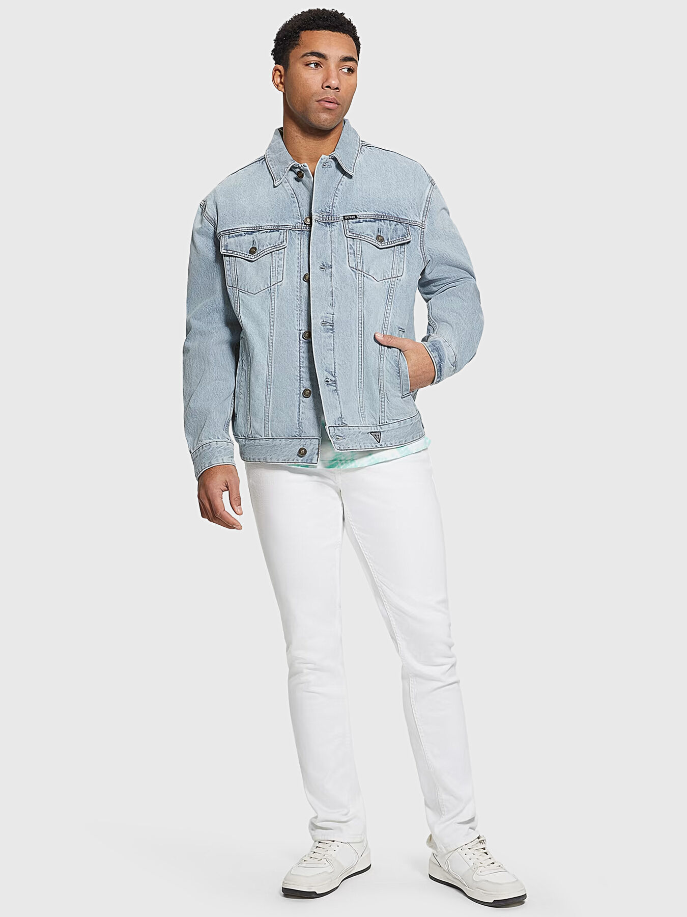 Blue oversized denim jacket with print brand GUESS Globalbrandsstore en
