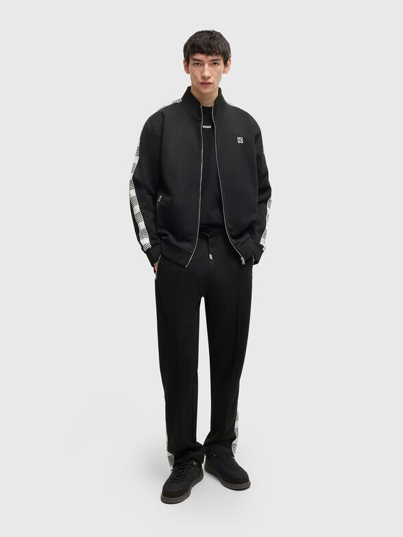 Sports pants with contrast trim - 4