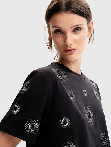 T-shirt with embroidered details - 4
