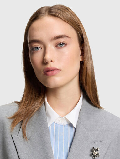 Oversized double breasted jacket with brooch - 4