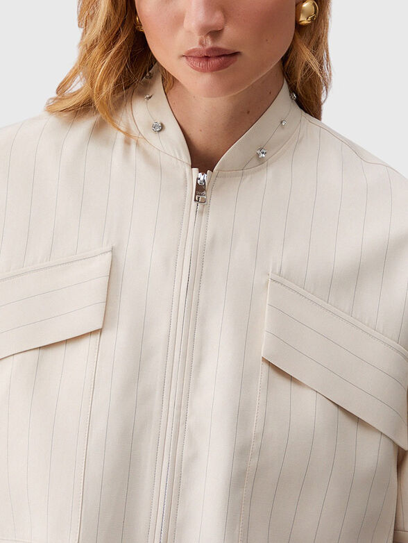 A relaxed fit jacket with accent pockets - 4