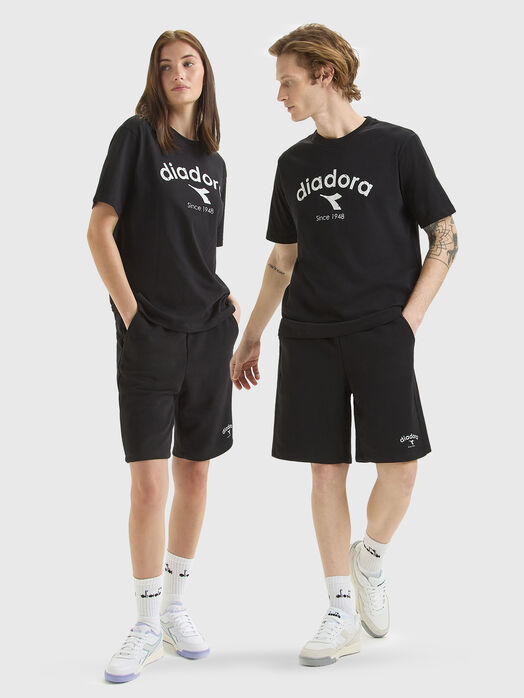 Unisex T-shirt with logo