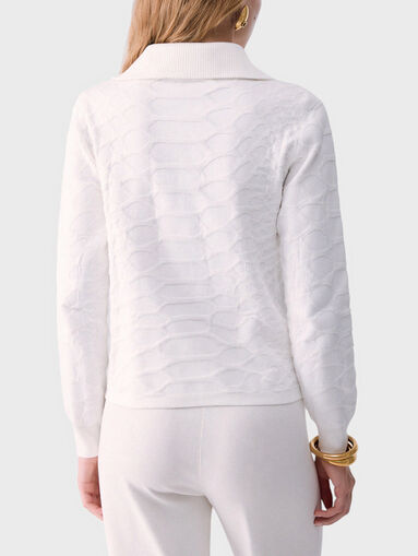 Sweater with a statement collar - 3