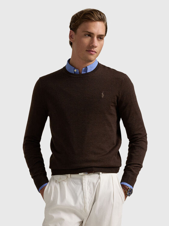 Кафяв пуловер с овално деколте - 1