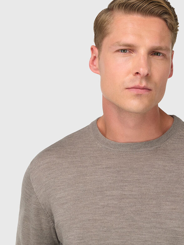 Wool sweater with oval neckline - 4