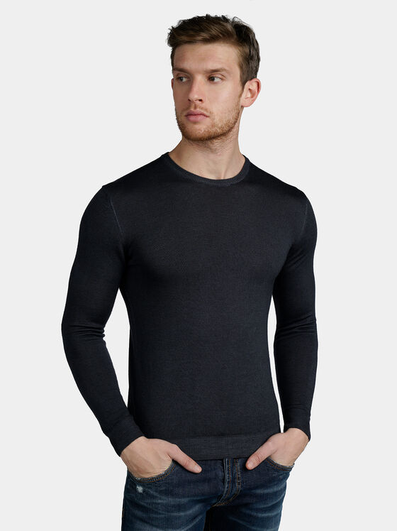 Пуловер в тъмносин цвят - 1