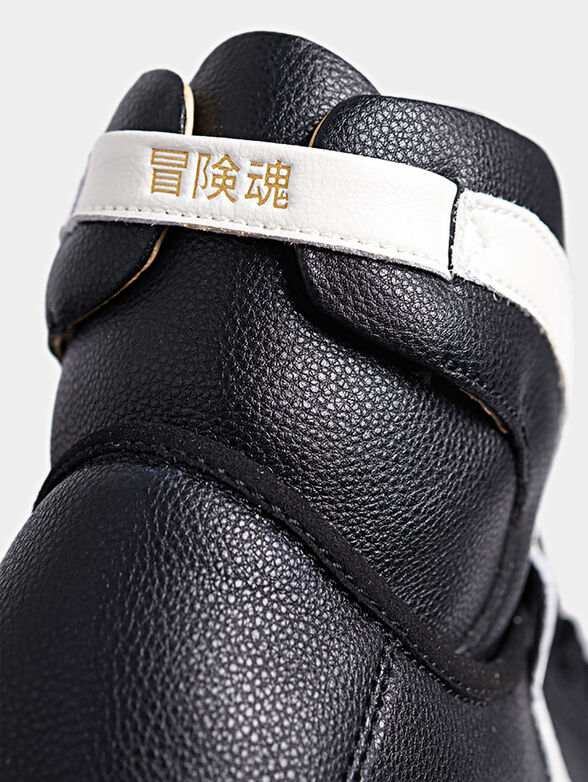 Sports shoes with contrasting stripe - 6