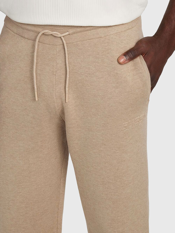 Jogger with embossed logo - 3