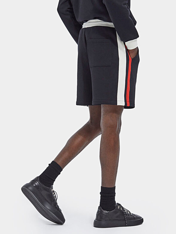 Shorts with red stripes and embroidered logo - 2