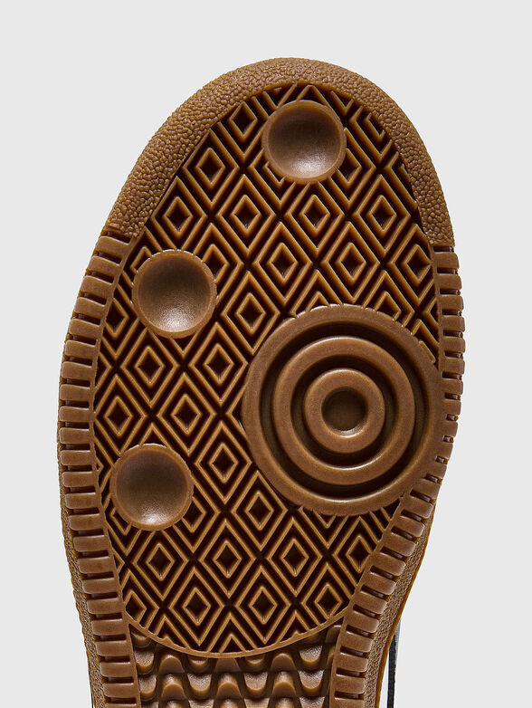 Sports shoes with contrasting logo - 5