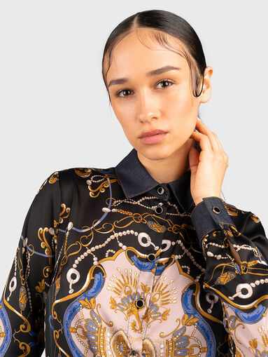 Satin effect shirt with print and black collar - 5