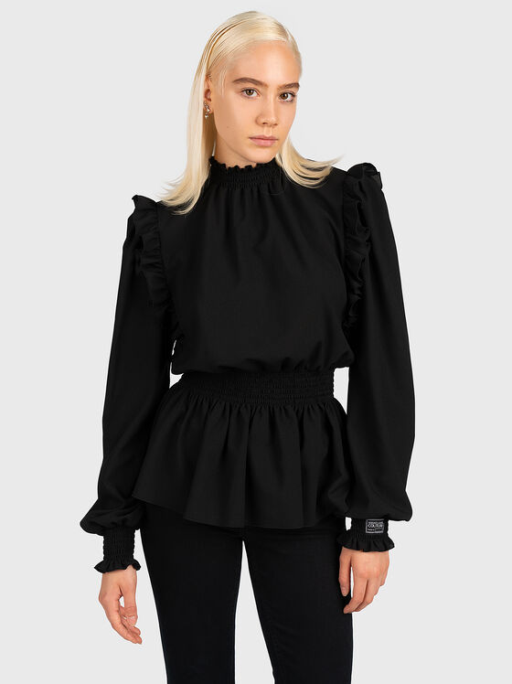 Блуза в черен цвят с набрани детайли - 1