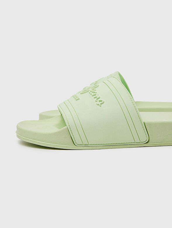 Green beach slippers with logo accent - 4