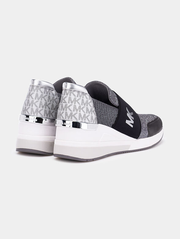 Sports shoes with logo - 3