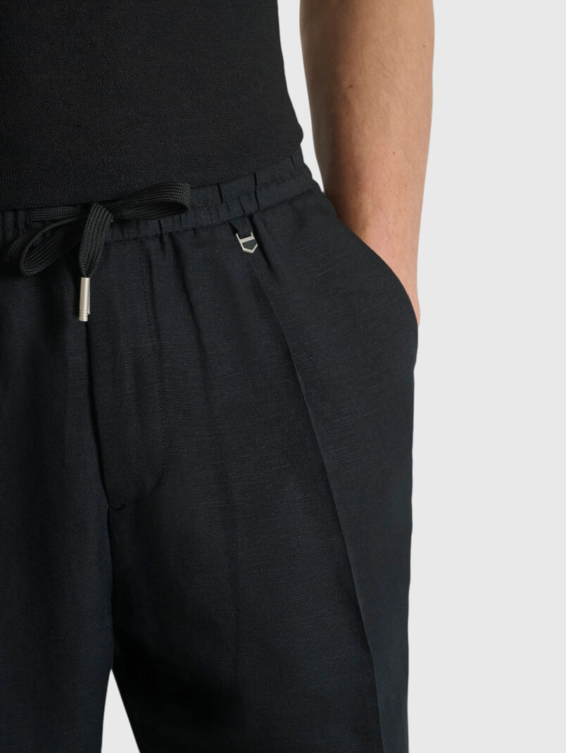 Trousers with a mini logo detail - 3