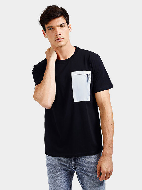 Черна памучна тениска с контрастен джоб - 1