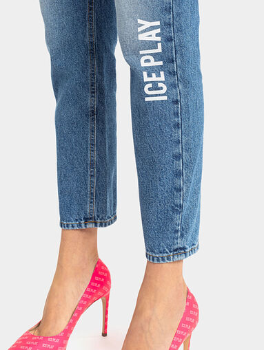 Shortened straight jeans with logo print - 3