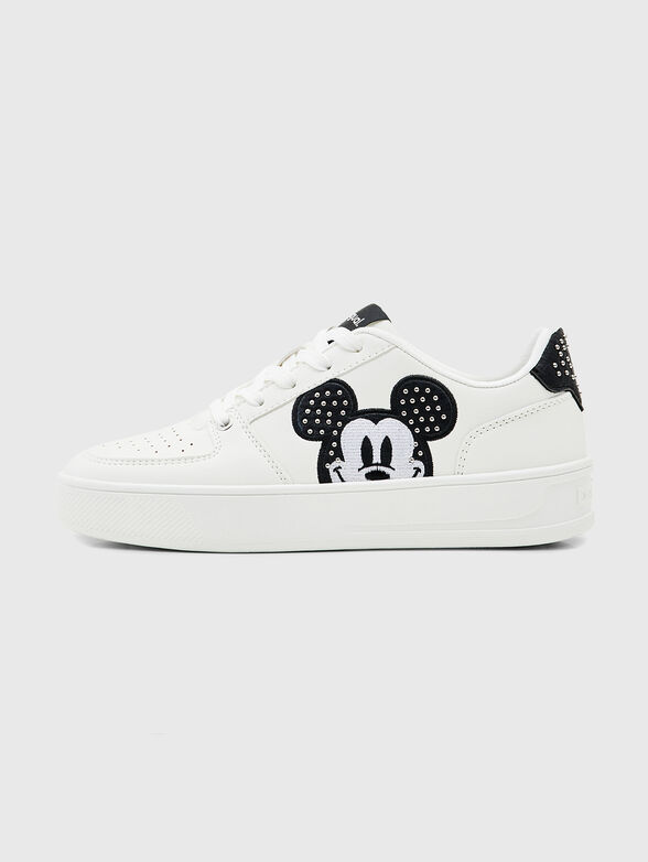 Sports shoes with contrasting accents - 1