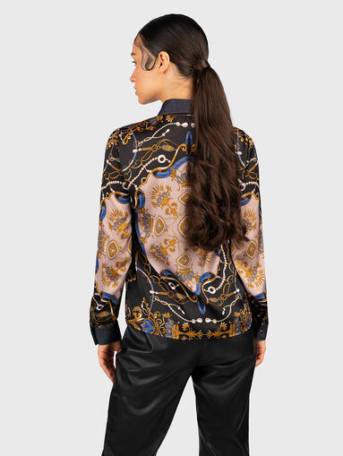 Satin effect shirt with print and black collar - 3